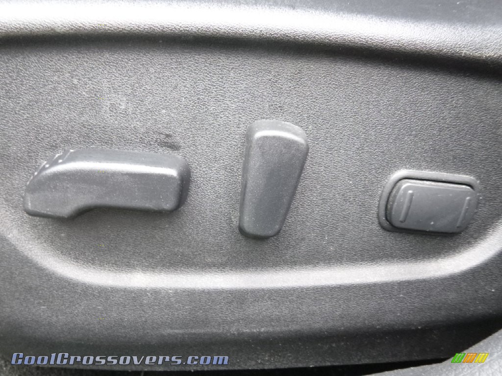 2014 Rogue SV AWD - Brilliant Silver / Charcoal photo #16