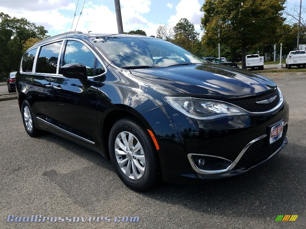 Brilliant Black Crystal Pearl / Black/Alloy Chrysler Pacifica Touring L