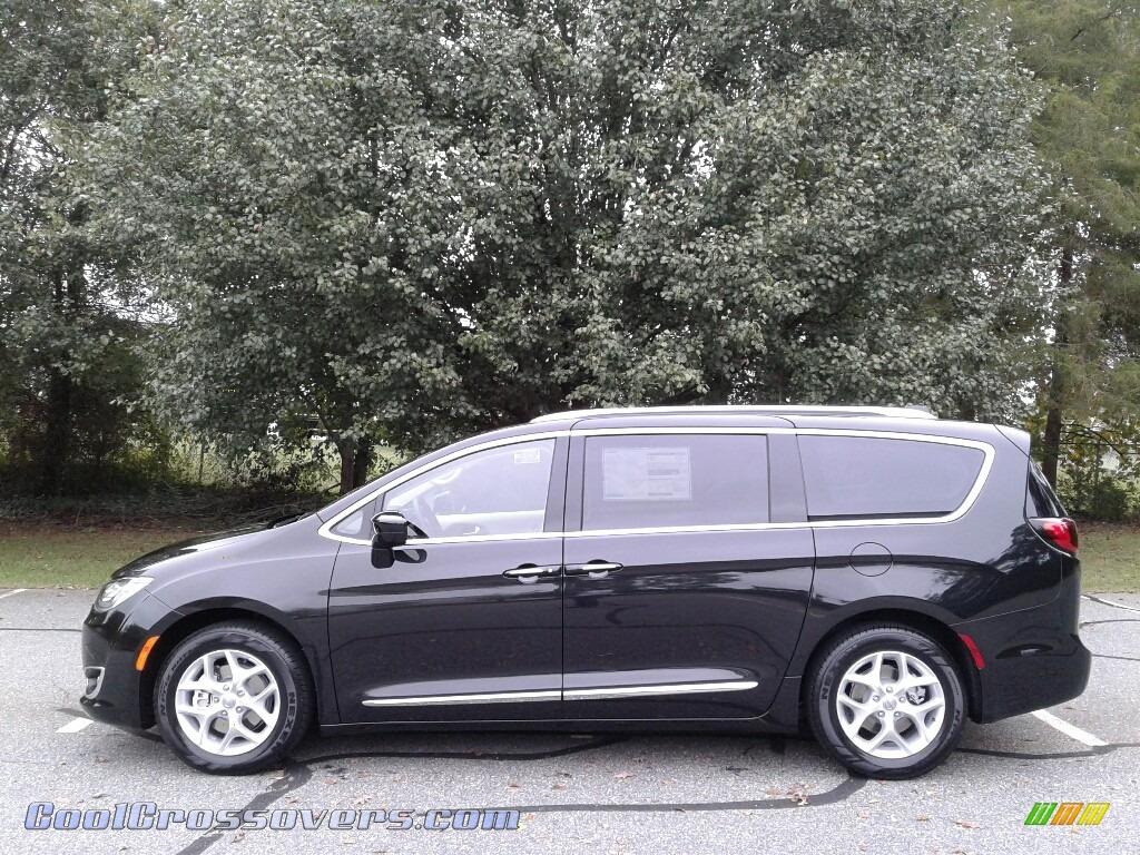 Brilliant Black Crystal Pearl / Cognac/Alloy/Toffee Chrysler Pacifica Touring L