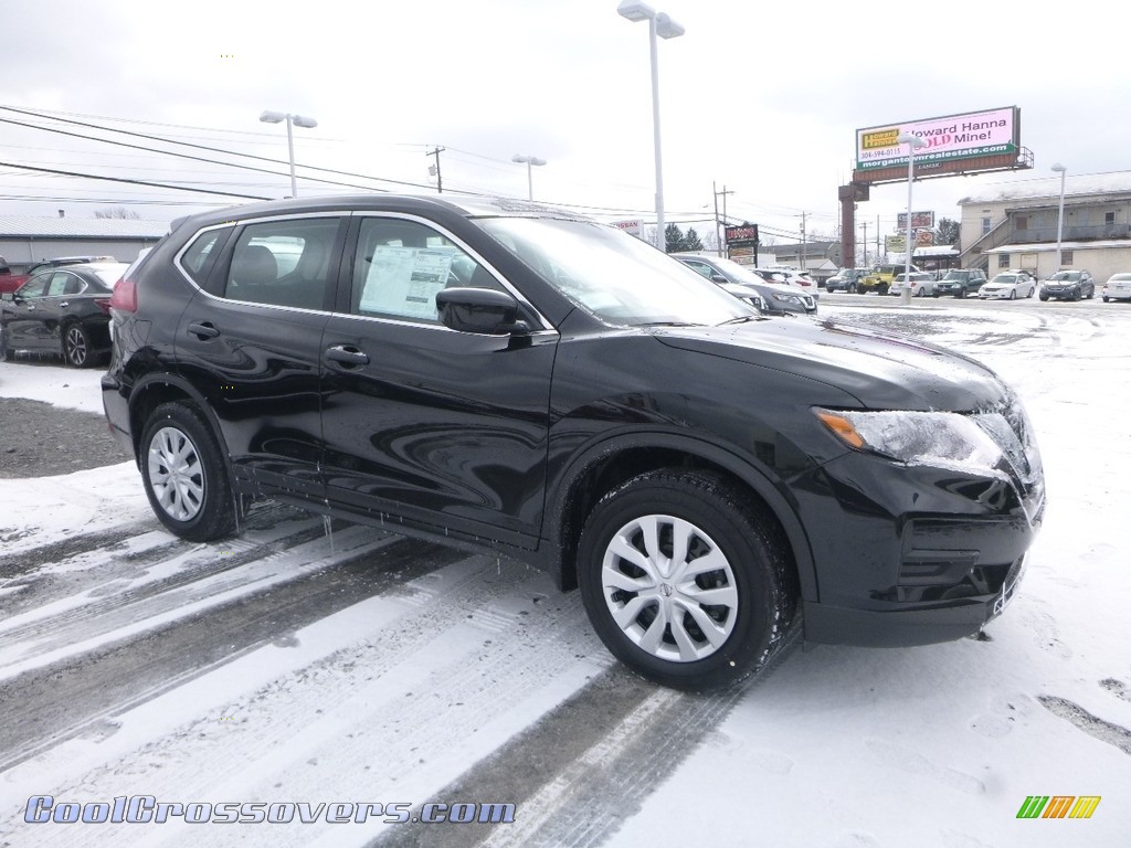 Magnetic Black / Charcoal Nissan Rogue S AWD