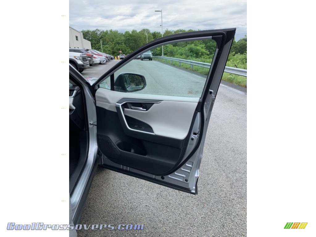 2019 RAV4 Limited AWD Hybrid - Silver Sky Metallic / Light Gray photo #32