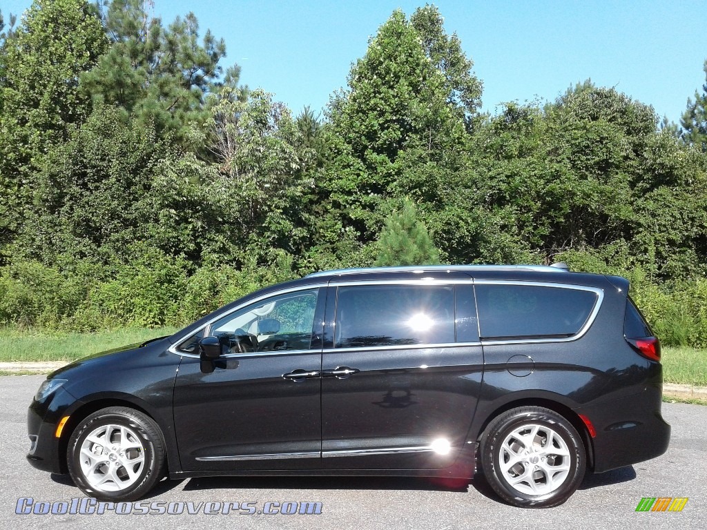 Brilliant Black Crystal Pearl / Cognac/Alloy/Toffee Chrysler Pacifica Touring L