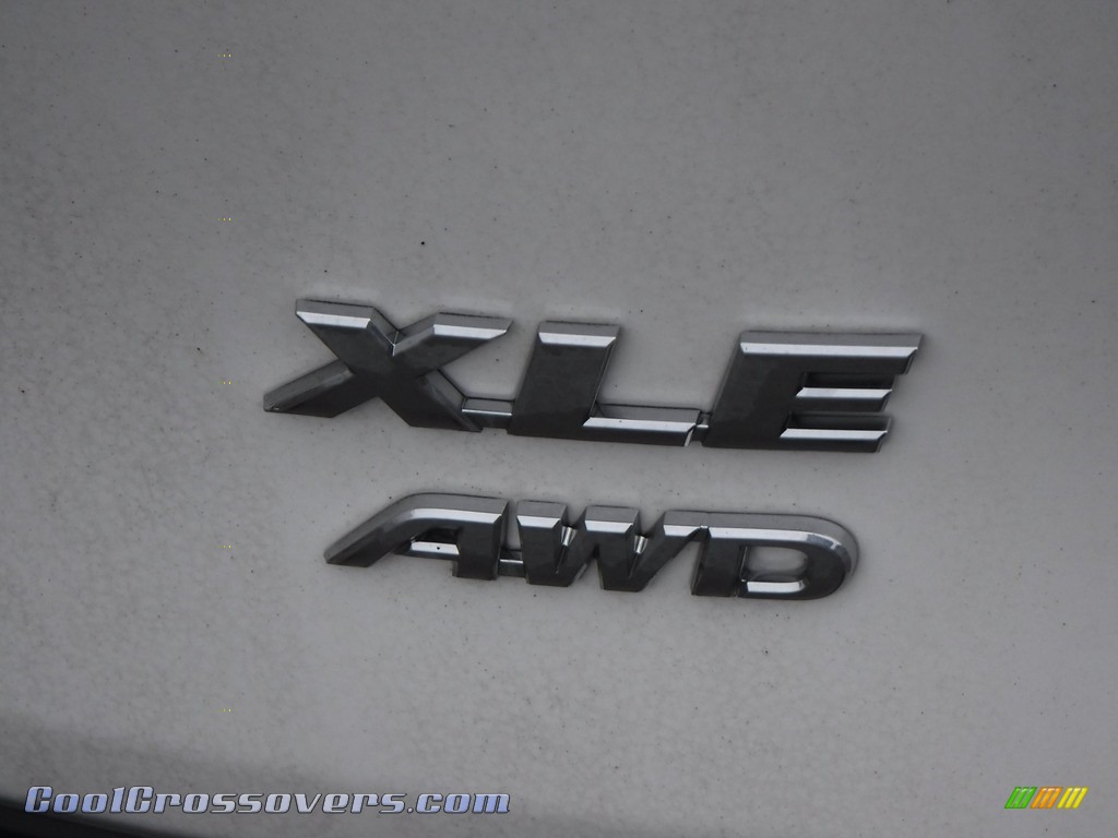 2019 RAV4 XLE AWD - Super White / Black photo #10