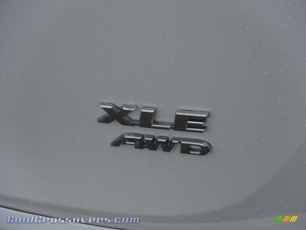 2017 RAV4 XLE AWD - Super White / Black photo #17