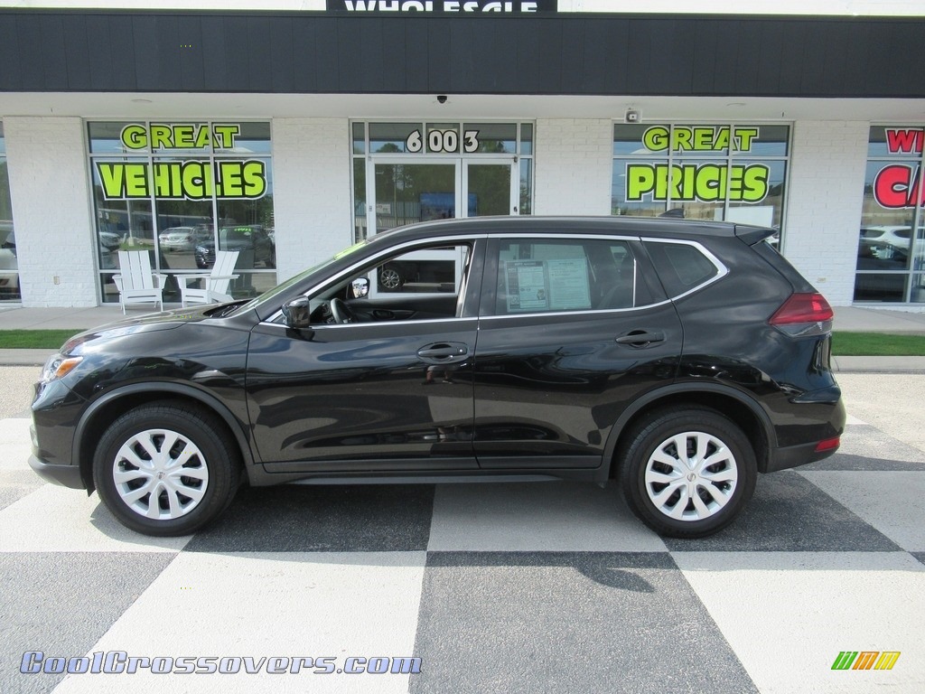 Magnetic Black Pearl / Charcoal Nissan Rogue S