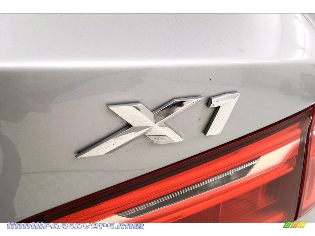 2017 X1 xDrive28i - Glacier Silver Metallic / Black photo #7