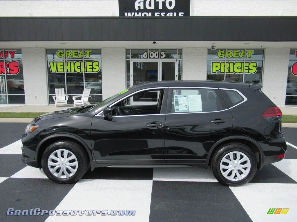 Magnetic Black Pearl / Charcoal Nissan Rogue S