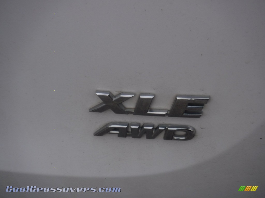 2013 RAV4 XLE AWD - Super White / Black photo #15
