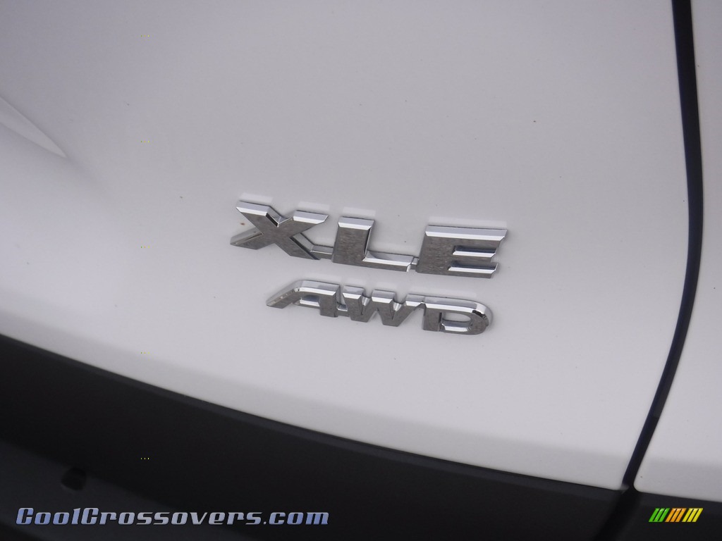 2020 RAV4 XLE AWD - Super White / Black photo #16