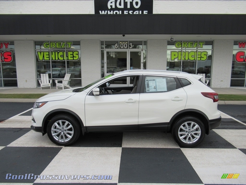 Pearl White Tricoat / Almond Nissan Rogue SV