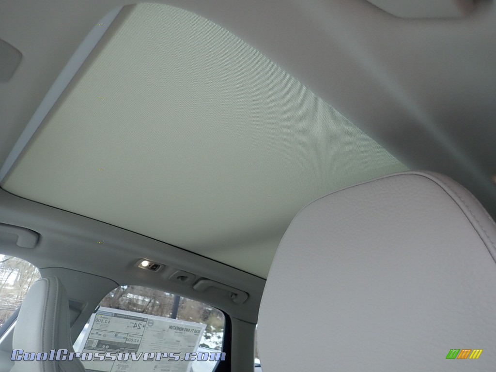 2021 XC60 T5 AWD Momentum - Crystal White Metallic / Blonde/Charcoal photo #11