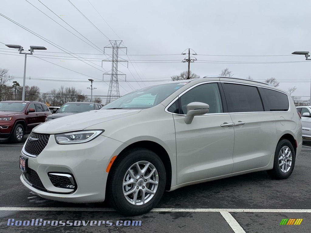 Luxury White Pearl / Black/Alloy Chrysler Pacifica Touring L