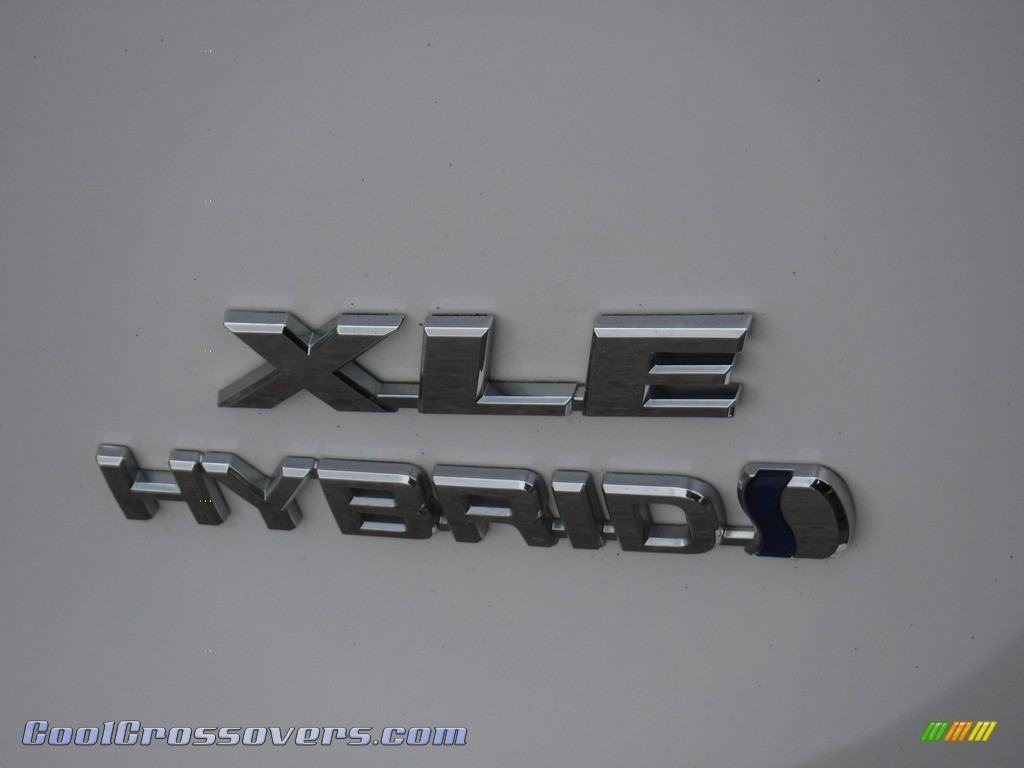 2018 RAV4 XLE AWD - Super White / Ash photo #18
