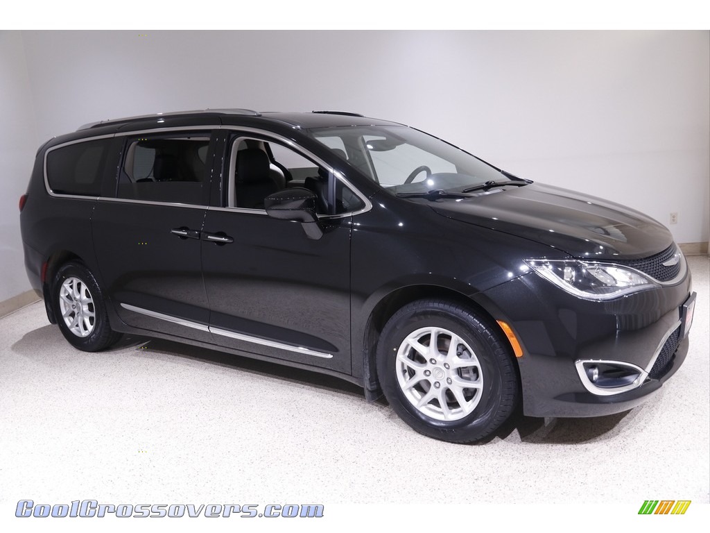 Brilliant Black Crystal Pearl / Alloy/Black Chrysler Pacifica Touring L