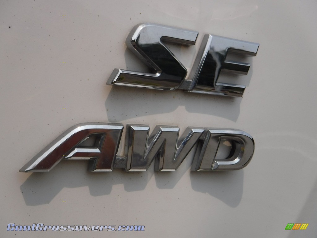 2018 RAV4 SE AWD - Super White / Black photo #13