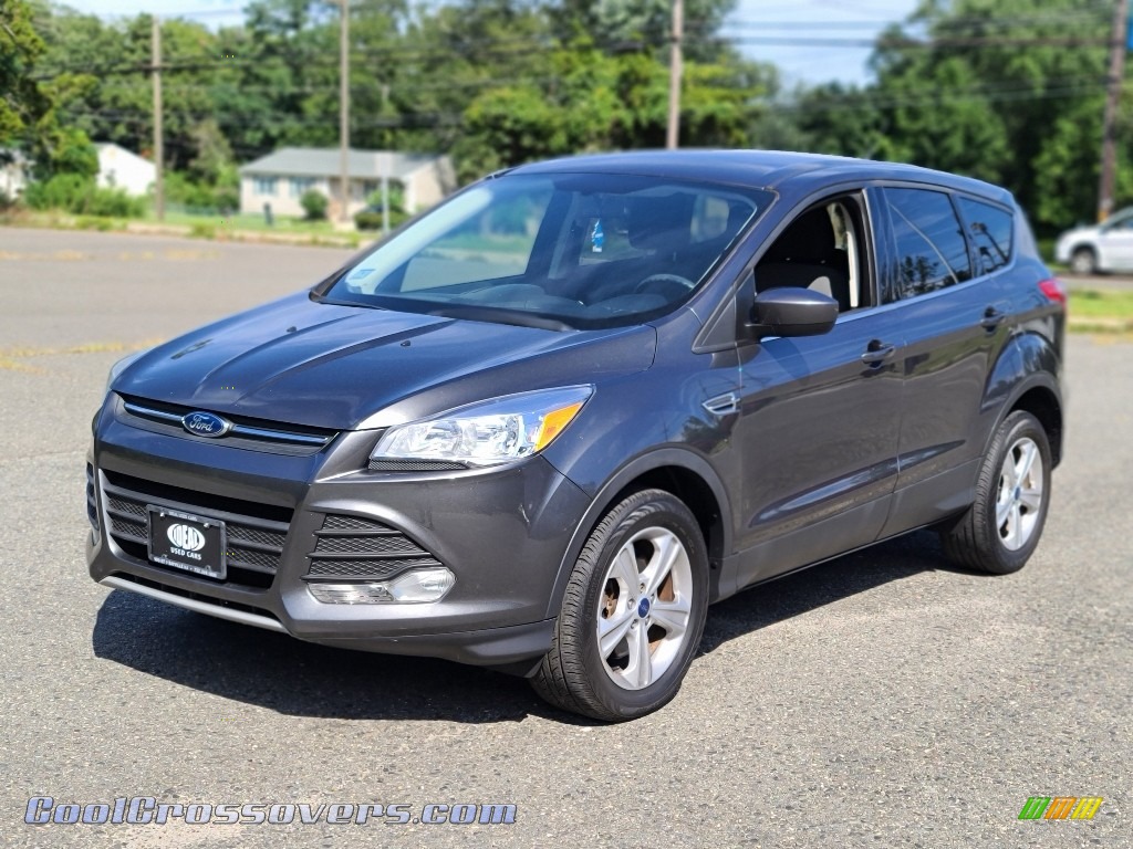 Magnetic Metallic / Charcoal Black Ford Escape SE 4WD