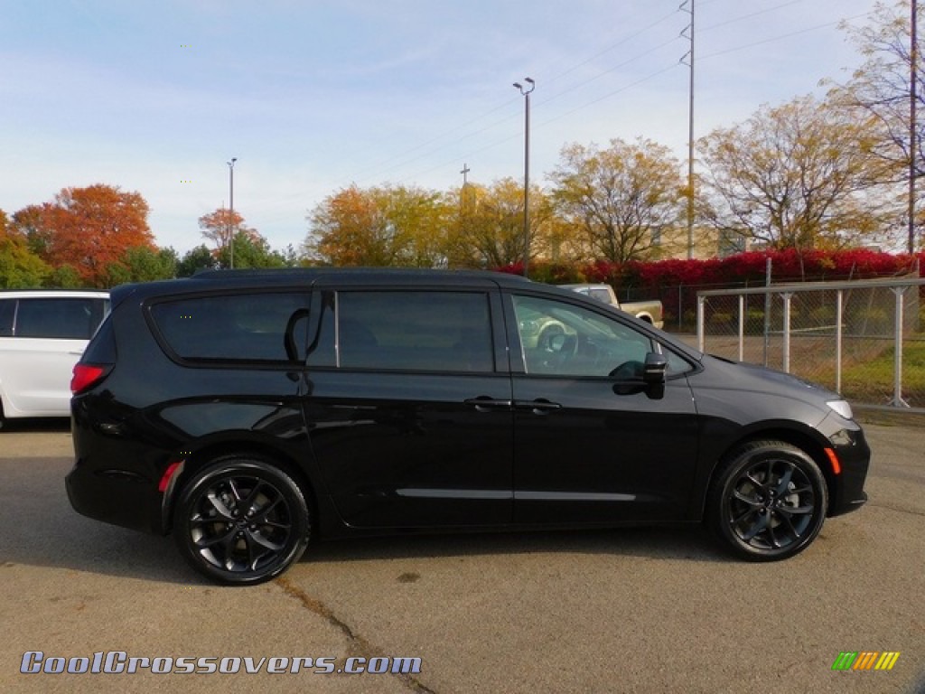 2021 Pacifica Touring AWD - Brilliant Black Crystal Pearl / Black photo #4