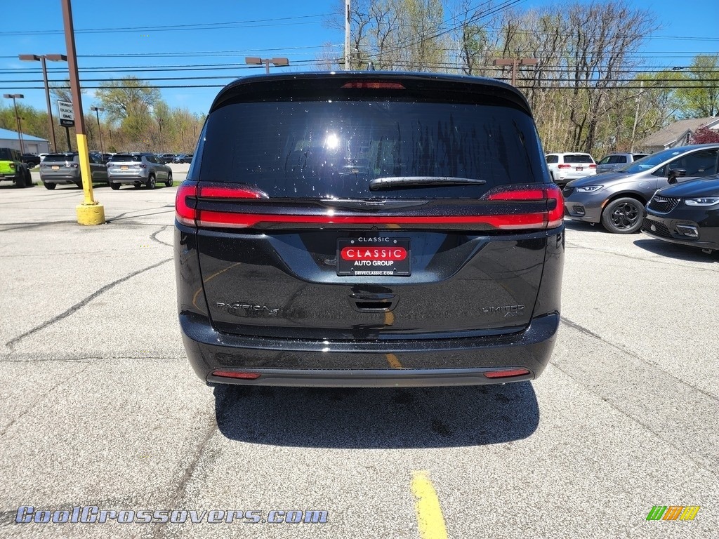 2022 Pacifica Limited AWD - Brilliant Black Crystal Pearl / Black photo #11