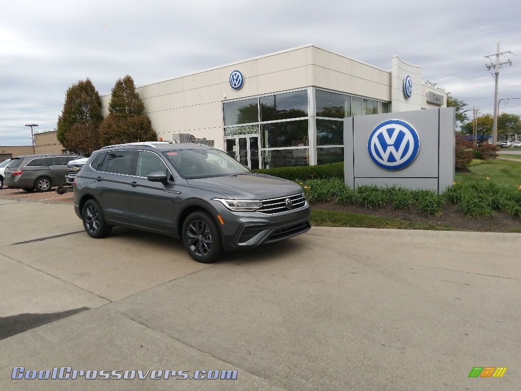 Platinum Gray Metallic / Titan Black Volkswagen Tiguan SE 4Motion
