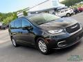 Chrysler Pacifica Touring L Brilliant Black Crystal Pearl photo #26