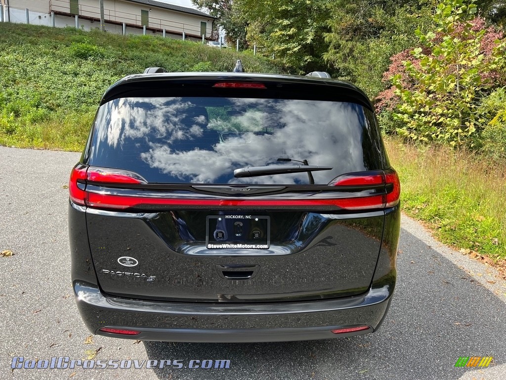 2023 Pacifica Touring L S Appearance Package - Brilliant Black Crystal Pearl / Black photo #7